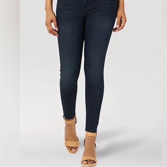 Wrangler’s Women’s High Rise Unforgettable Skinny Jeans in dark wash size 14/32 - Picture 1 of 7